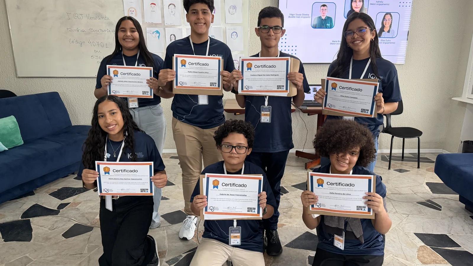 Estudantes do IQJ Online com os certificados da imersão da Academia Digital Ismart