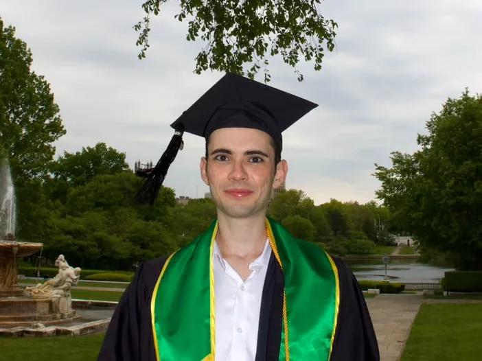 Egresso do Novos conhecimentos no dia da formatura, de beca e capelo